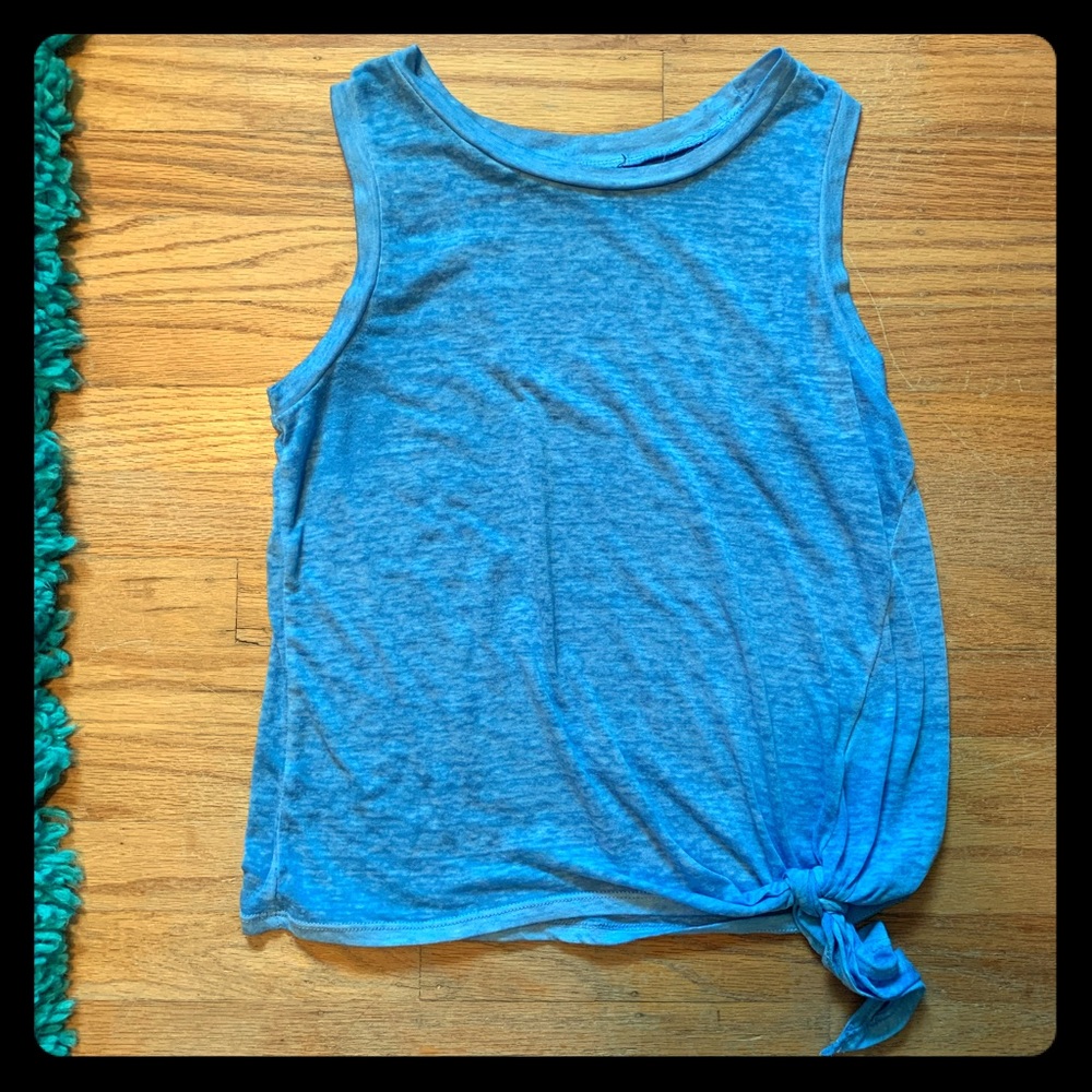 blue tank top with knot